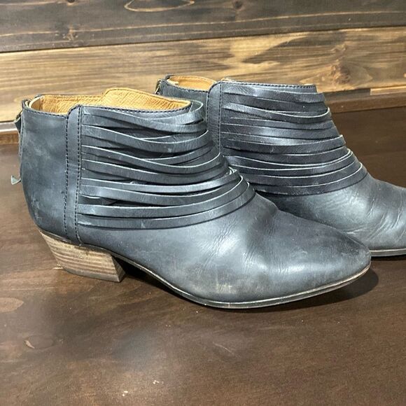 Clarks Artisan Strappy Leather Black Ankle Boots Size 9 - Picture 1 of 10
